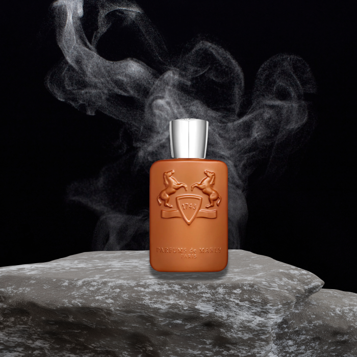 Bočica parfema Althair Parfums de Marly EDT sa zlatnim detaljima na bijeloj pozadini