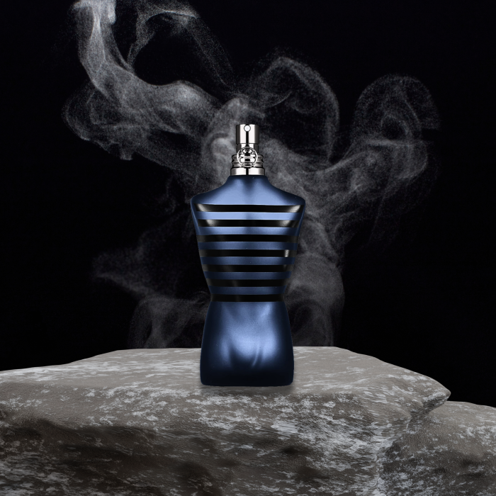 Bočica parfema Jean Paul Gaultier Ultra Male EDT u obliku torza s plavim prugama.