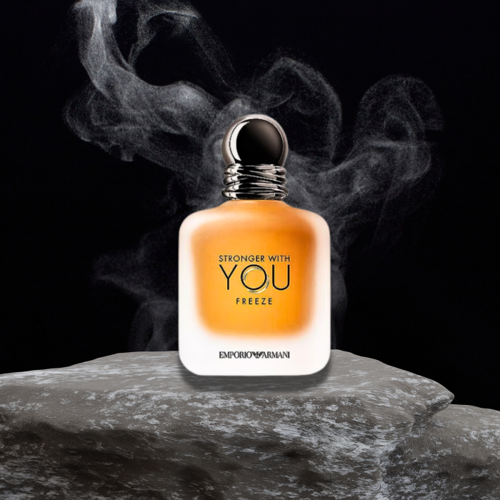 Bočica parfema Emporio Armani Stronger With You EDT na bijeloj pozadini